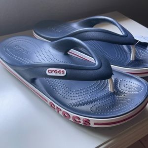 NEW crocs bayaband flips. Navy with red stripe unisex US W7/ M5